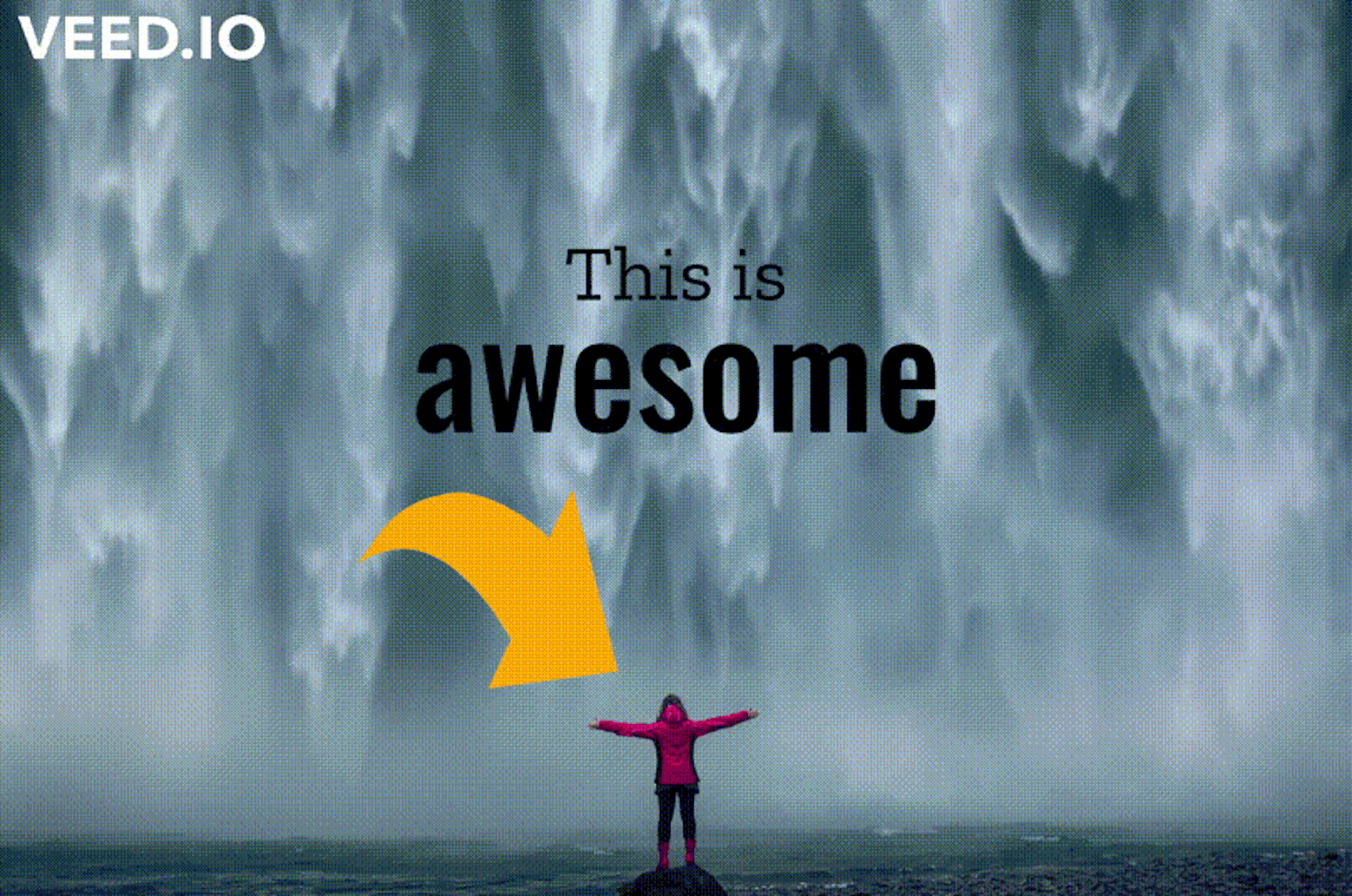 GIF kvinde står foran vandfald.